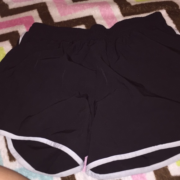 Short shorts - Picture 2 of 3